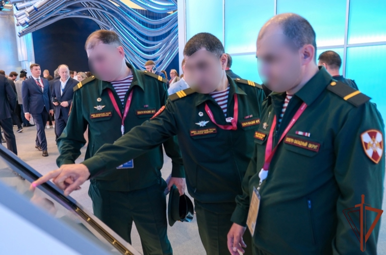 Министр спорта России вручил росгвардейцам золотые знаки ГТО на полях ПМЭФ-2025