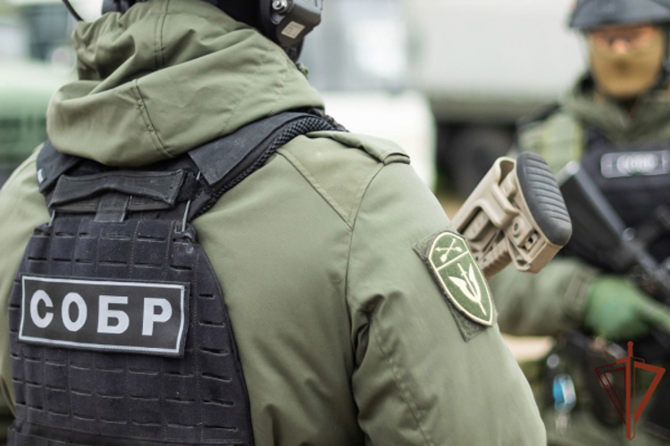 При силовой поддержке спецназа Росгвардии в Томске задержаны подозреваемые в организации незаконной миграции