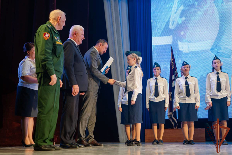 Росгвардейцы на Урале поздравили выпускников-кадет и провели урок мужества для школьников