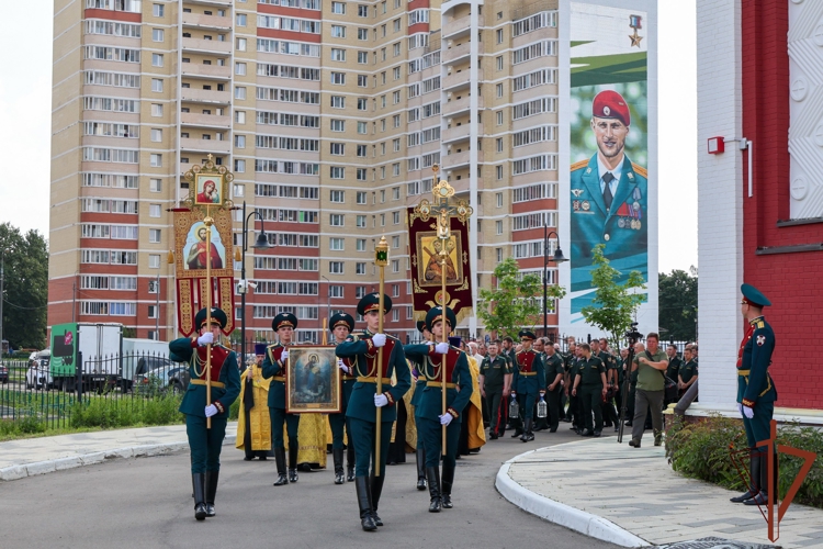 В День крещения Руси в главный храм Росгвардии доставили иконы небесных покровителей отрядов спецназа ведомства (видео)