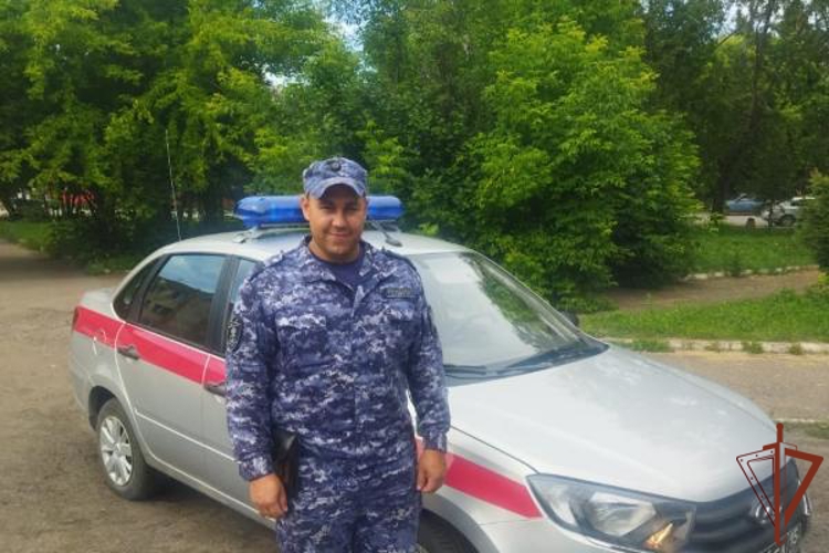 В Омской области сотрудник Росгвардии спас тонувшую в реке школьницу 
