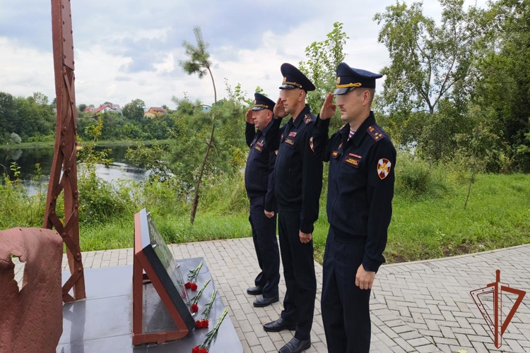 Росгвардейцы приняли участие в мероприятиях ко Дню освобождения Пскова 