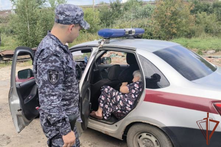 Сотрудники Росгвардии помогли потерявшейся пожилой жительнице Омска вернуться домой