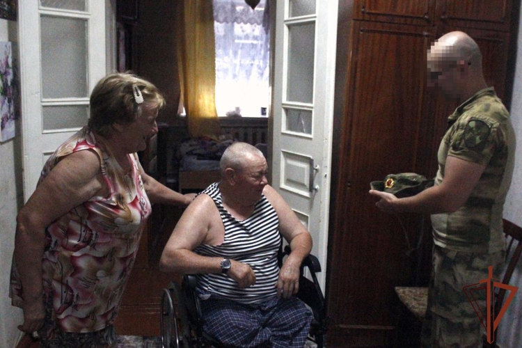 Росгвардейцы в Херсонской области поздравили ветерана-подводника с Днём ВМФ