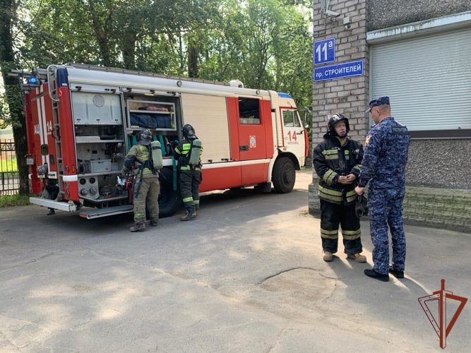 В Череповце Росгвардия и МЧС провели совместные пожарно-тактические занятия