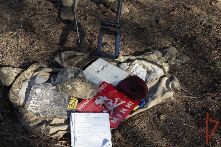 В ЛНР росгвардейцы обнаружили боеприпасы и экстремистские материалы украинских боевиков (видео)