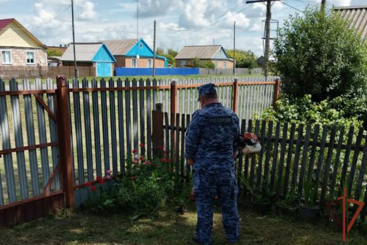 Росгвардейцы оказали помощь матери погибшего боевого товарища в Омской области