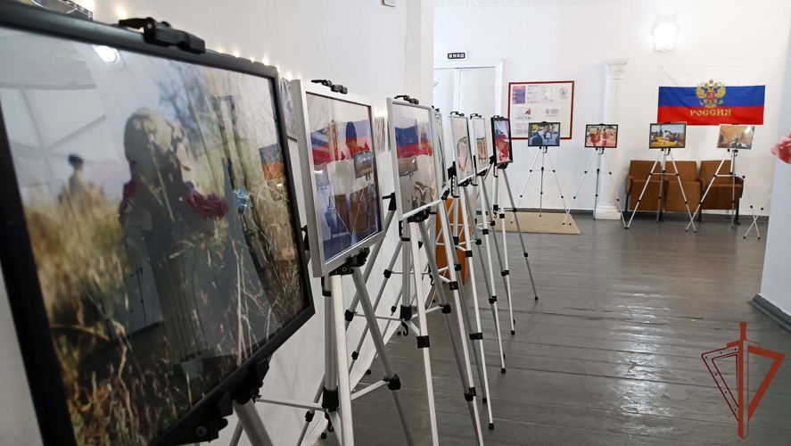 Росгвардейцы организовали выставку фотографий в Херсонской области
