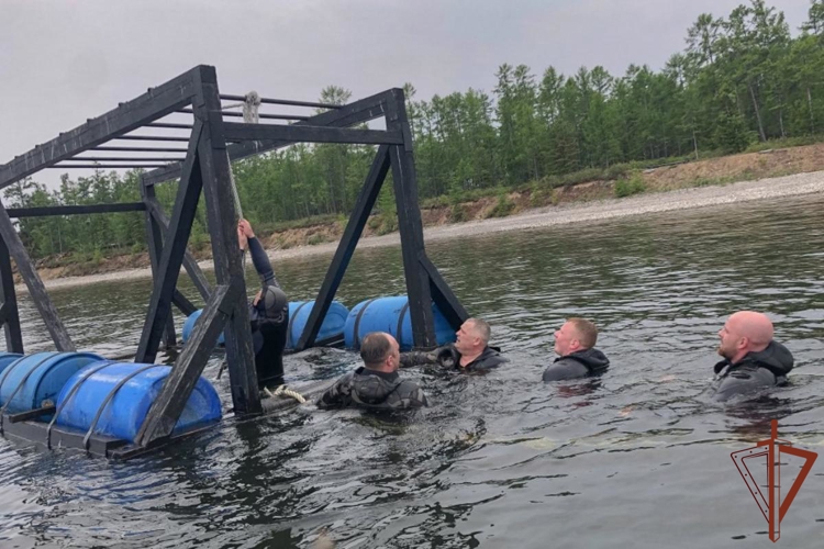 Водолазы Росгвардии провели занятия в акватории озера Байкал (видео)