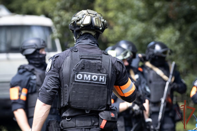 Подозреваемые в организации незаконной миграции задержаны при содействии столичного ОМОН Росгвардии (видео)