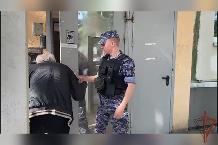 Росгвардейцы помогли вернуться домой потерявшемуся пожилому москвичу (видео)