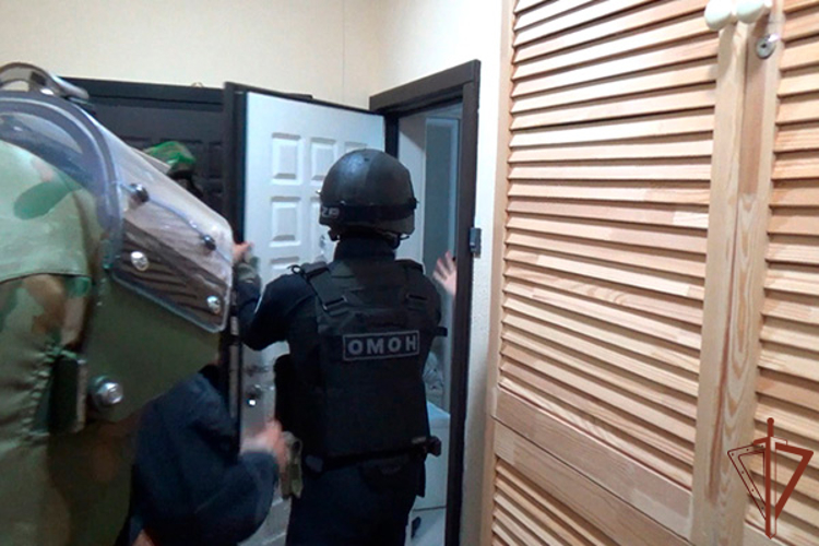 При силовой поддержке ОМОН Росгвардии в Москве задержаны подозреваемые в незаконной легализации мигрантов (видео)