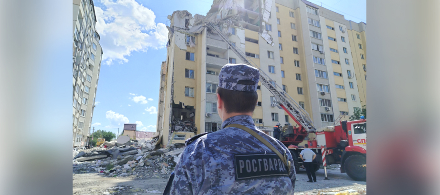 В Саратове сотрудники Росгвардии обеспечивают безопасность на месте взрыва бытового газа в жилом доме (видео)