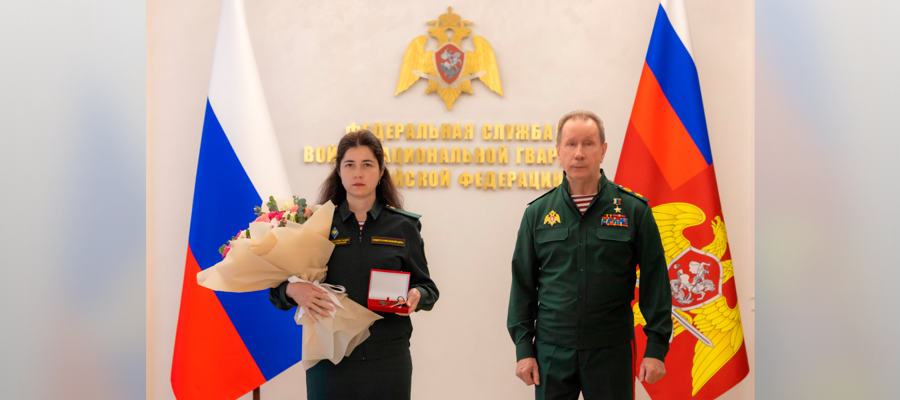 Директор Росгвардии вручил ключи от новой квартиры вдове Героя России майора Марата Тибилова (видео)
