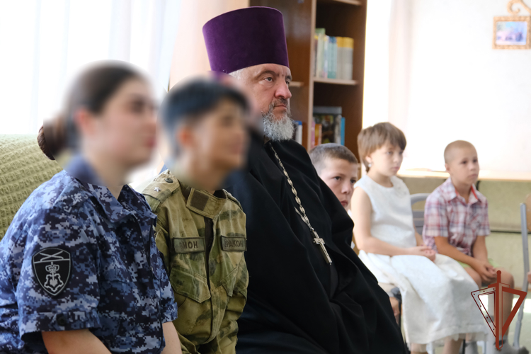 В ЛНР росгвардейцы посетили детский социальный центр