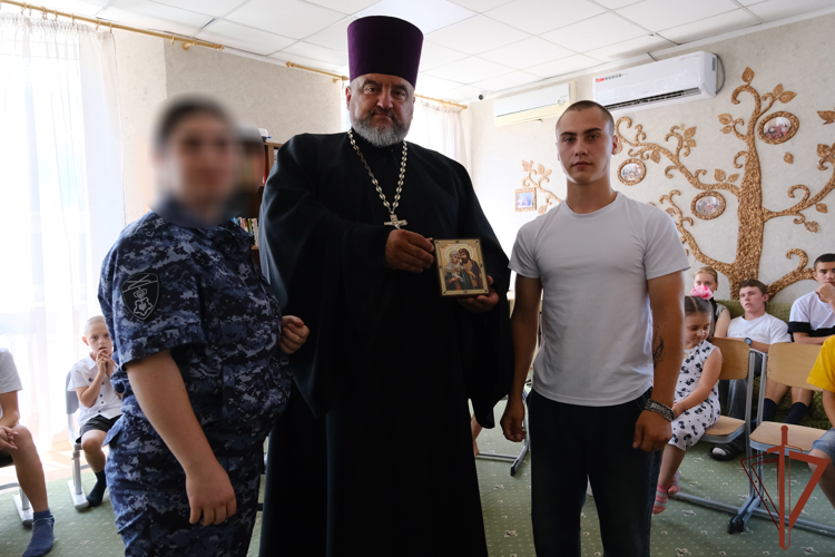 В ЛНР росгвардейцы посетили детский социальный центр