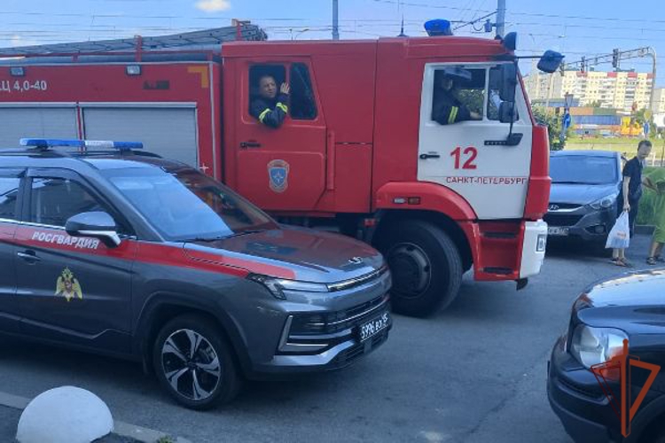 В Санкт-Петербурге росгвардейцы обнаружили возгорание в квартире жилого дома и организовали эвакуацию жильцов