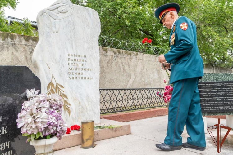 Росгвардейцы в регионах Сибири почтили память ветеранов боевых действий