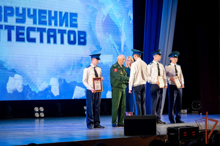 Росгвардейцы на Урале поздравили выпускников-кадет и провели урок мужества для школьников