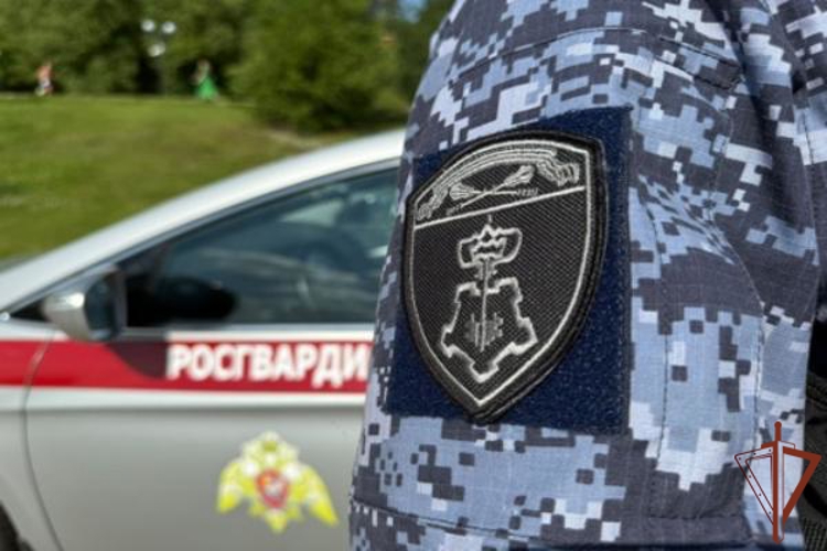 В Ярославле росгвардейцы помогли вернуться домой пожилому мужчине