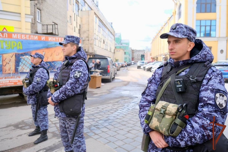 В Санкт-Петербурге росгвардейцы приняли участие в проведении миграционного рейда