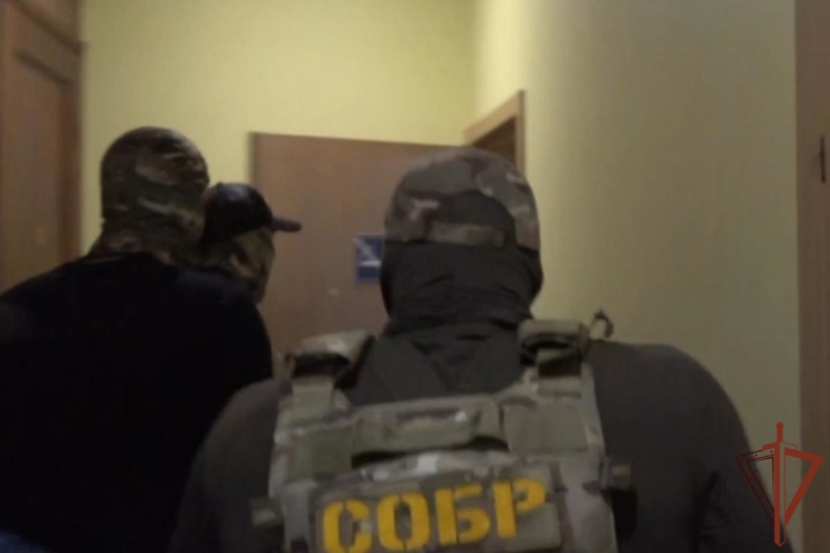 Подозреваемый в сбыте крупной партии наркотиков задержан в Санкт-Петербурге при содействии СОБР Росгвардии (видео)