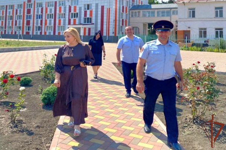 В Карачаево-Черкесии росгвардейцы проверяют готовность школ к новому учебному году