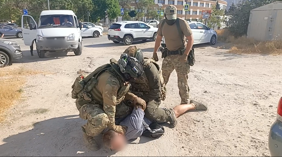 При силовой поддержке СОБР Росгвардии в Севастополе задержан подозреваемый в оправдании терроризма (видео)