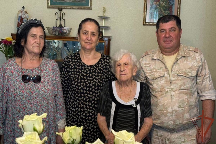 В Дагестане военнослужащие Росгвардии поздравили с 99-летием труженицу тыла 