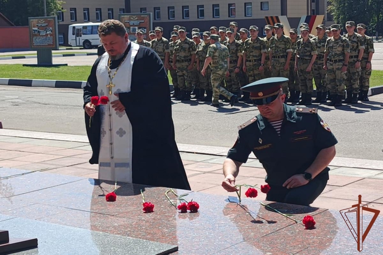В Москве военнослужащие Центрального округа Росгвардии почтили память Героя России полковника Василия Чубенко.