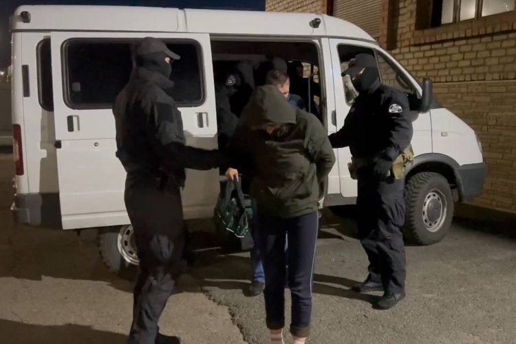 При силовой поддержке ОМОН Росгвардии в Иркутской области задержаны подозреваемые в сбыте наркотических средств (видео)