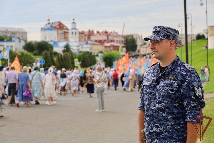 Военнослужащие и сотрудники Росгвардии обеспечили безопасность крестного хода в Казани