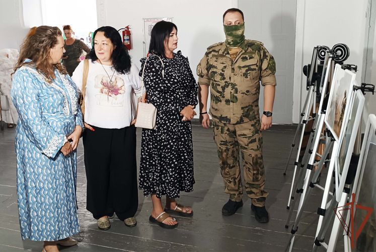 Росгвардейцы организовали выставку фотографий в Херсонской области