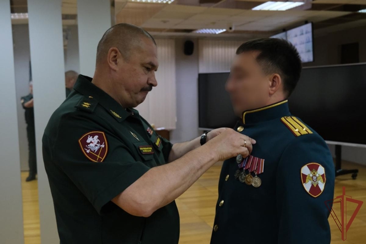 Военнослужащим Уральского округа Росгвардии вручены государственные награды и воинские звания