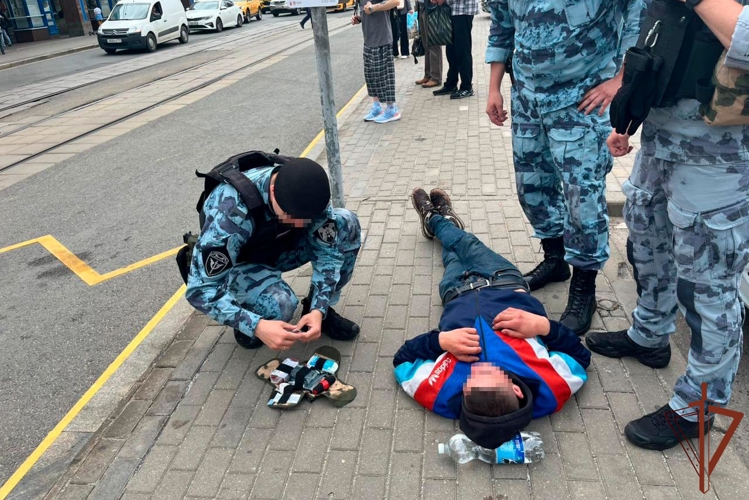Росгвардейцы пришли на помощь потерявшему сознание мужчине в Москве