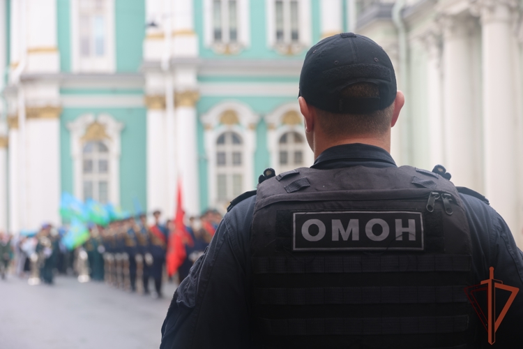 В Санкт-Петербурге сотрудники Росгвардии приняли участие в обеспечении правопорядка в День ВДВ