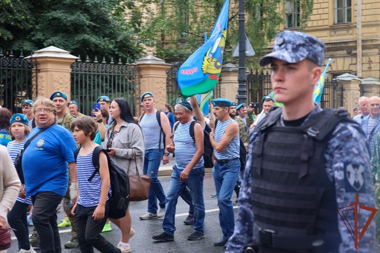 В Санкт-Петербурге сотрудники Росгвардии приняли участие в обеспечении правопорядка в День ВДВ