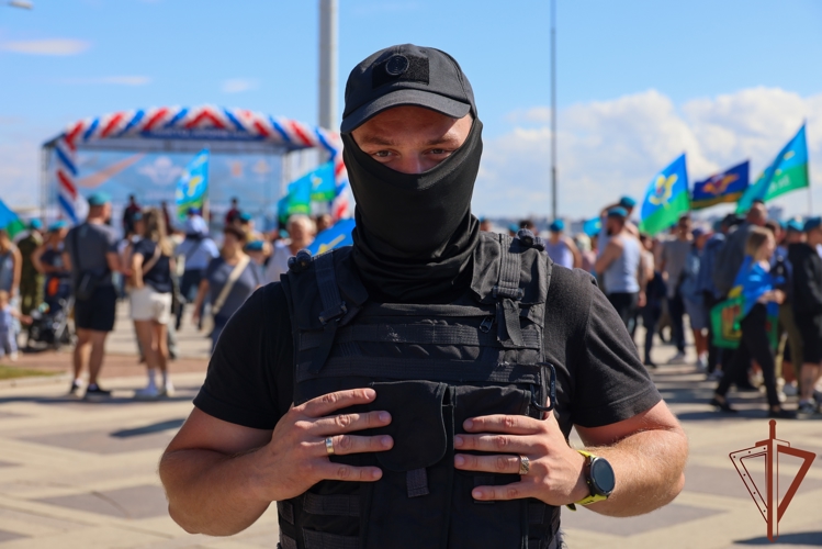 В Санкт-Петербурге сотрудники Росгвардии приняли участие в обеспечении правопорядка в День ВДВ