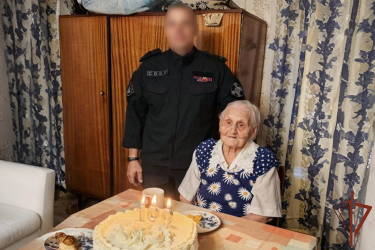  Представители Уральского округа Росгвардии поздравили труженицу тыла Марию Салмину со 100-летним юбилеем
