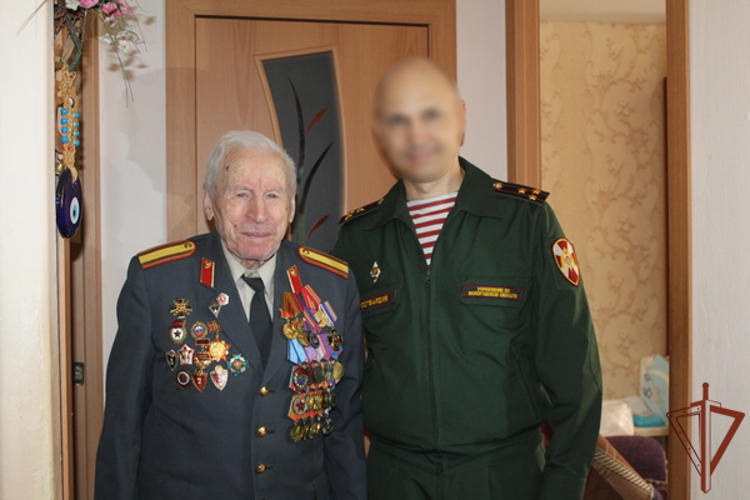 Росгвардейцы в Вологде поздравили 96-летнего ветерана службы с днем рождения