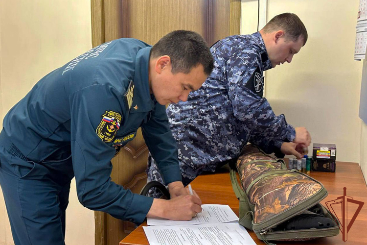 Росгвардия на Урале организовала передачу гражданского оружия для нужд СВО