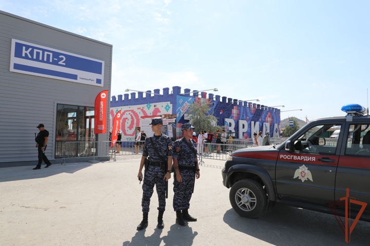 Росгвардейцы обеспечили безопасность фестиваля «Таврида-Арт» в Крыму (видео)