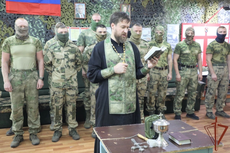 Священник Русской Православной Церкви встретился с росгвардейцами в ЛНР