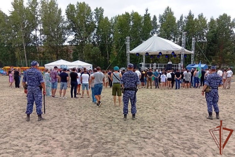 В городах Сибири росгвардейцы обеспечили общественную безопасность на массовых мероприятиях