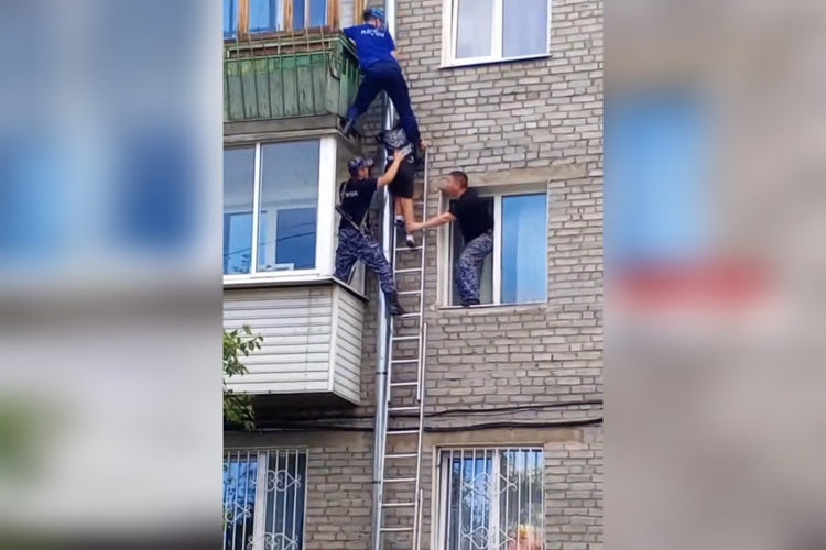 В Республике Бурятия росгвардейцы спасли ребенка, повисшего на водосточной трубе многоэтажного дома