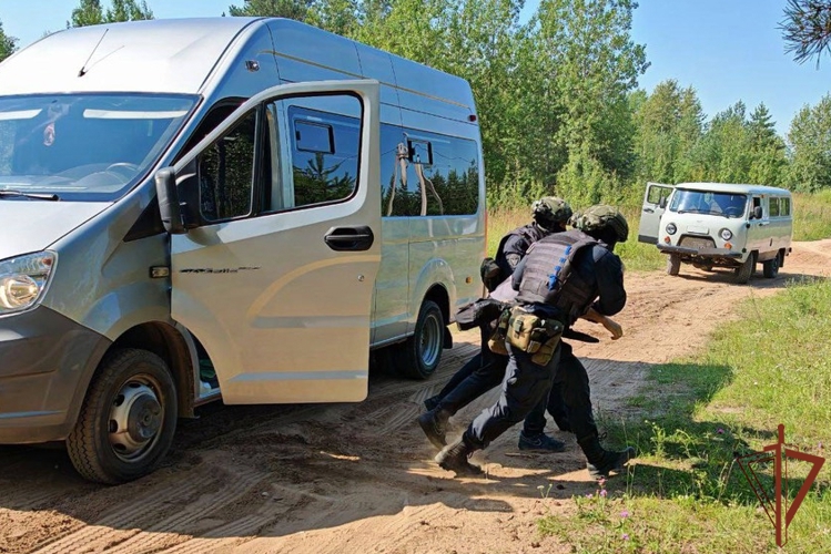 Сотрудники псковского ОМОН «Кром» Росгвардии отработали вводные задачи по задержанию преступников (видео)