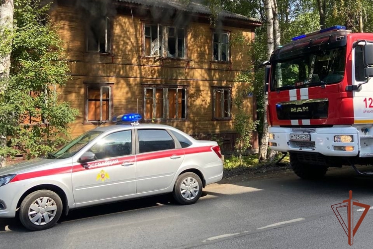 Архангельские росгвардейцы обеспечили общественный порядок во время тушения пожара