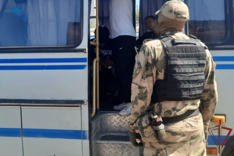 При содействии ОМОН Росгвардии прошел миграционный рейд в Чувашской Республике