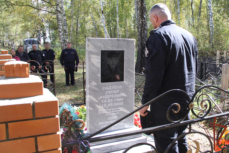 Памятные мероприятия в честь погибшего в 2002 году сотрудника тюменского ОМОН прошли в Тюменской области (видео)