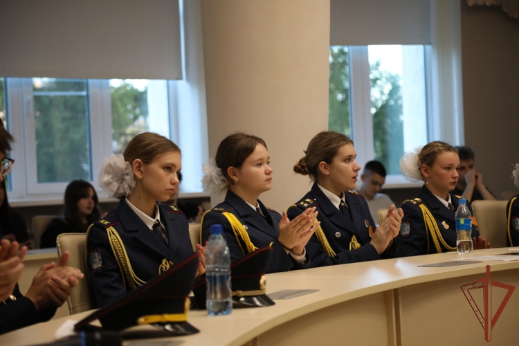 Лицеисты подшефного Росгвардии класса встретились с учениками из ЛНР и ДНР  
